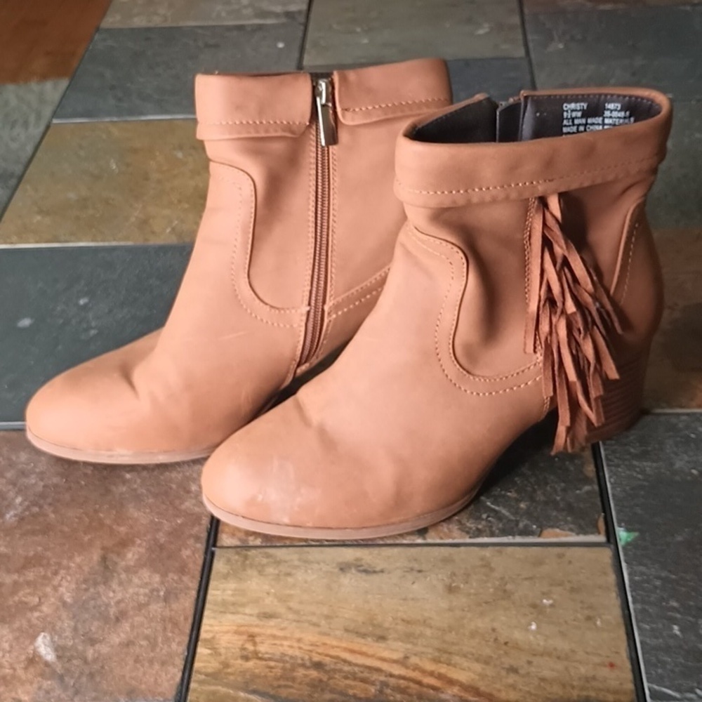 Caramel tan fringe booties 9.5WW